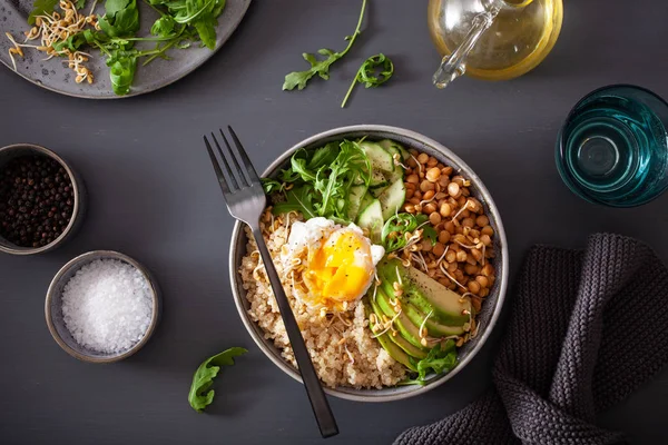 藜麦碗与鸡蛋,鳄梨,黄瓜,扁豆。健康健 — 图库照片