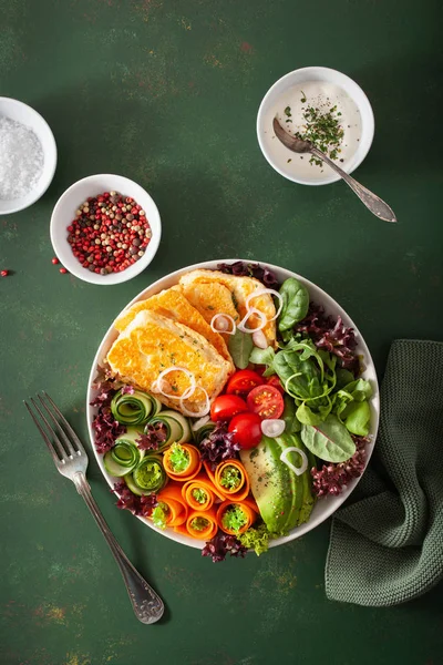 Ketogén paleo diétás ebéd tál. halloumi sajt, avokádó sárgarépa — Stock Fotó
