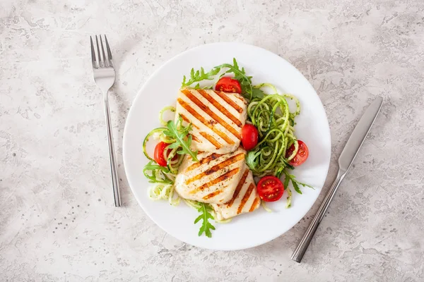 Dieta cetogênica paleo almoço. queijo halloumi, abobrinha em espiral — Fotografia de Stock