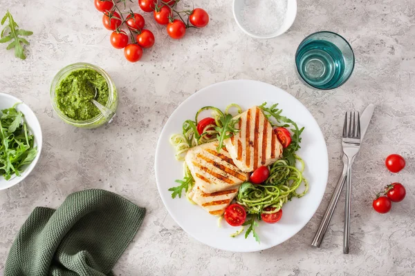 Régime paléo cétogène déjeuner. fromage halloumi, courgettes spiralisées — Photo