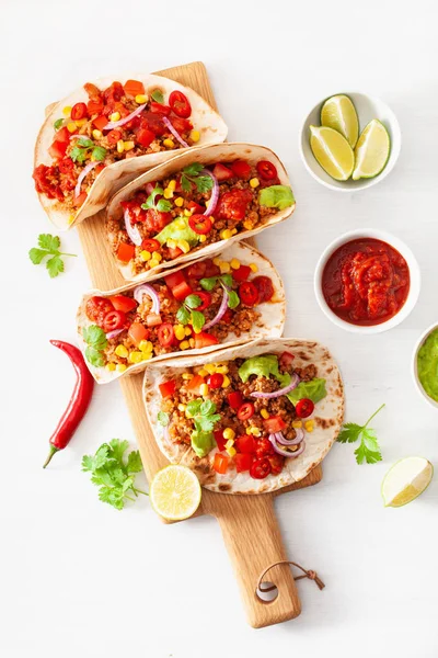 Tacos mexicanos de ternera y cerdo con salsa, guacamole y verduras — Foto de Stock