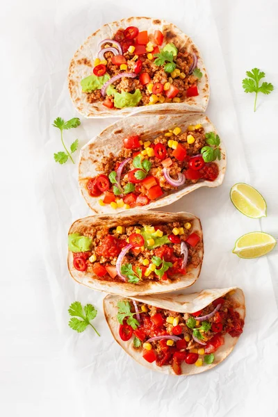 Tacos mexicanos de ternera y cerdo con salsa, guacamole y verduras — Foto de Stock