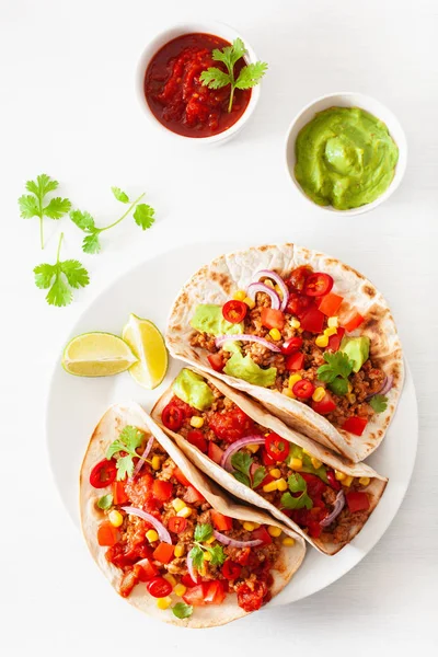 Tacos mexicanos de ternera y cerdo con salsa, guacamole y verduras — Foto de Stock