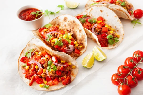 Carne mexicana e tacos de porco com salsa, guacamole e legumes — Fotografia de Stock