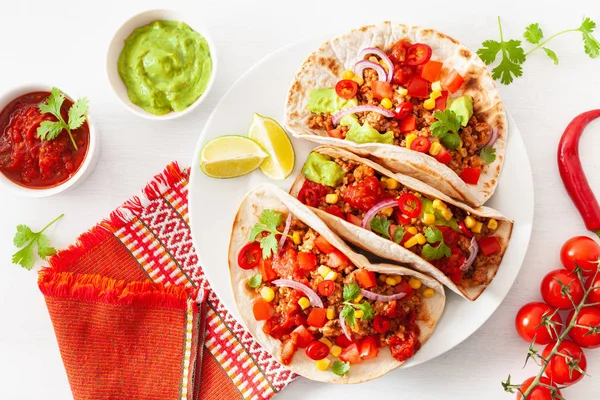 Tacos mexicanos de ternera y cerdo con salsa, guacamole y verduras — Foto de Stock