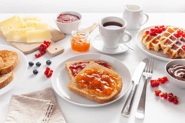 Ontbijt met wafel, toast, bes, jam en koffie — Stockfoto