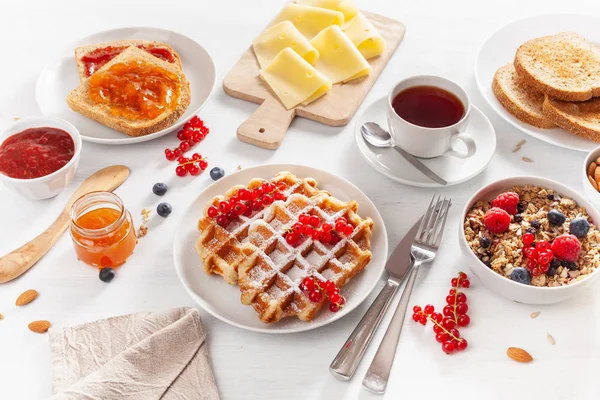 グラノーラベリーナッツ、ワッフル、トースト、ジャム、チョコレートの朝食 — ストック写真