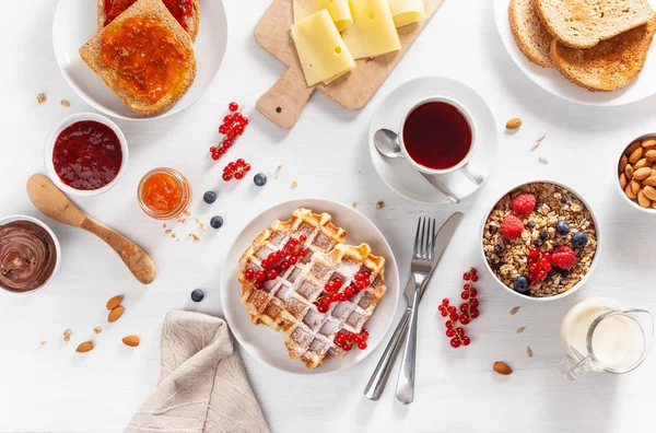 グラノーラベリーナッツ、ワッフル、トースト、ジャム、チョコレートの朝食 — ストック写真