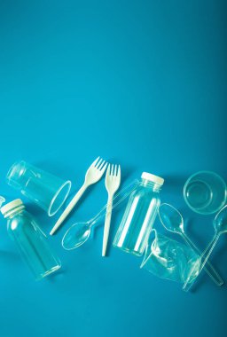 tek kullanımlık plastik şişeler, bardaklar, çatallar, kaşıklar. recy kavramı