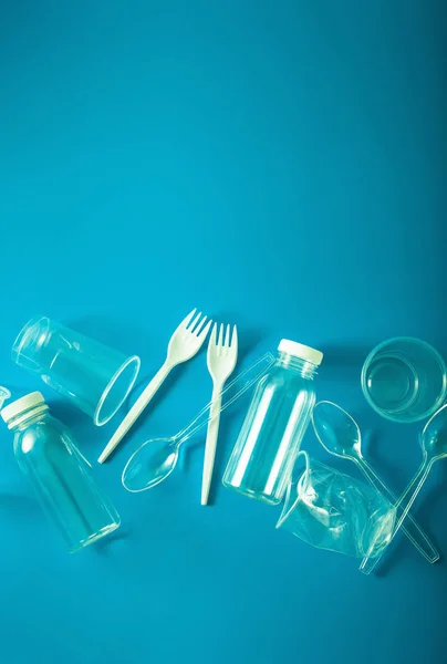 一次性使用塑料瓶，杯子，叉子，勺子。再生的概念 — 图库照片