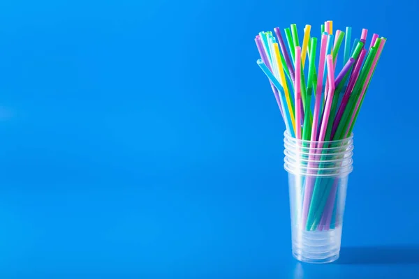 Tek kullanımplastik içme pipetleri — Stok fotoğraf