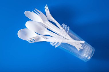 tek kullanımlık plastik bardak, çatal, kaşık. geri dönüşüm pla kavramı