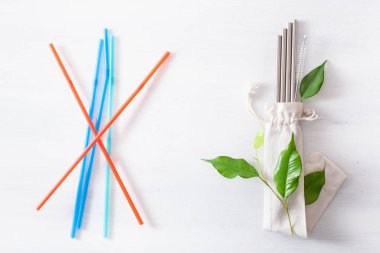 tek kullanımlık plastik ve yeniden kullanılabilir metal çevre dostu içme stra