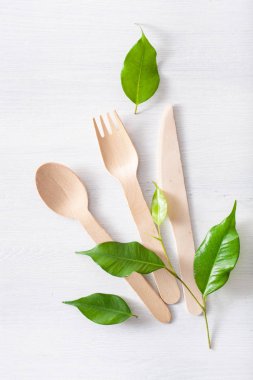 çevre dostu ahşap çatal bıçak takımı. plastik ücretsiz kavram