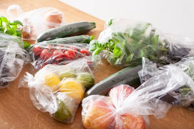 tek kullanımlık plastik atık sorunu. plastik meyve ve sebze
