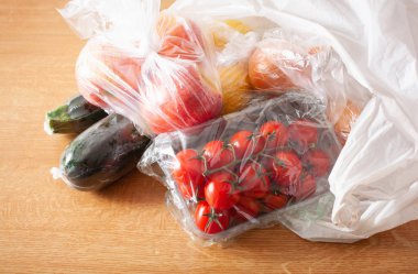 tek kullanımlık plastik atık sorunu. plastik meyve ve sebze