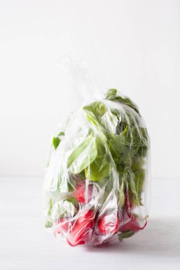 Tek kullanımlık plastik ambalaj sorunu. Plastik içinde turp. 