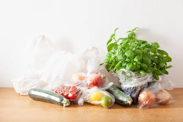 Kunststofafval voor eenmalig gebruik. groenten en fruit in kunststof — Stockfoto