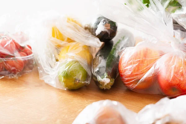 Thema Einweg-Plastikmüll. Obst und Gemüse in Plastik — Stockfoto