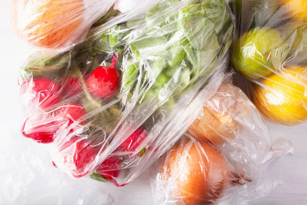 Cuestión de residuos plásticos de un solo uso. frutas y hortalizas en plástico —  Fotos de Stock
