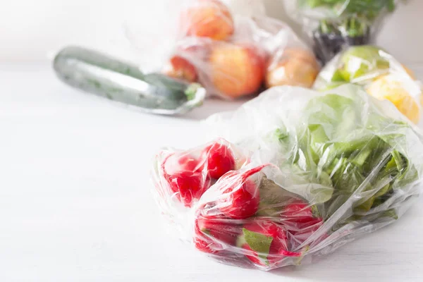 Cuestión de residuos plásticos de un solo uso. frutas y hortalizas en plástico —  Fotos de Stock