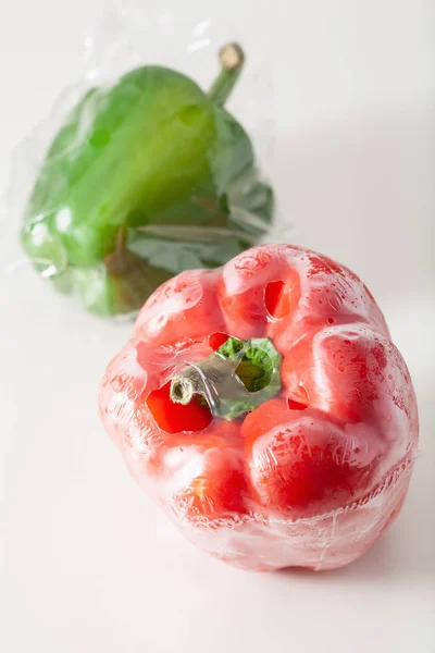 Problema de embalagem de plástico de uso único. pimentos vegetais em plasti — Fotografia de Stock