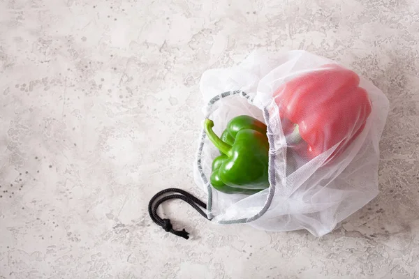Болгарський перець у багаторазовій сітчастій нейлоновій сумці, без пластикових відходів — стокове фото