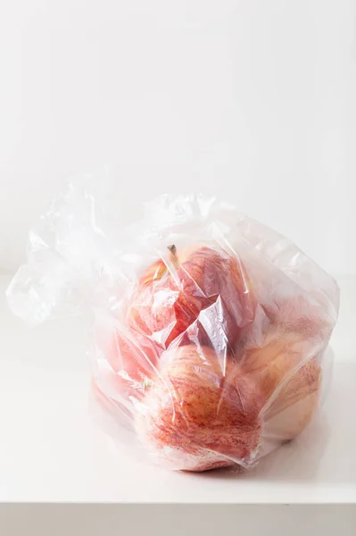Одноразове використання пластикової упаковки. яблука в пластиковому пакеті — стокове фото