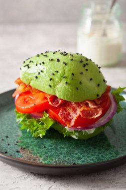 Keto paleo diyet avokado burger, pastırma, marul, domates