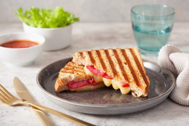 Izgara salamlı ve peynirli sandviç.