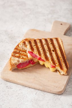 Izgara salamlı ve peynirli sandviç.