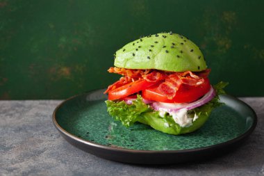 Keto paleo diyet avokado burger, pastırma, marul, domates
