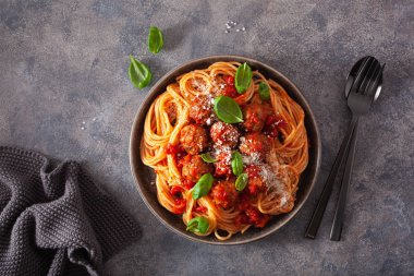 köfte ve domates sosu, İtalyan makarna spagetti