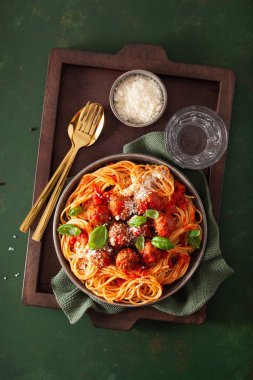 köfte ve domates sosu, İtalyan makarna spagetti