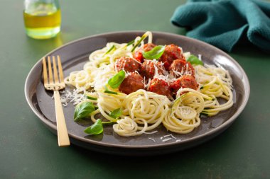 Keto paleo diyet zoodles sarımsaklı kabaklı erişte ve köfte.