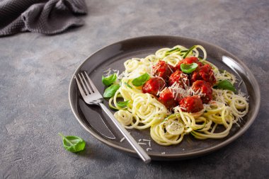 Keto paleo diyet zoodles sarımsaklı kabaklı erişte ve köfte.