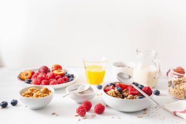 Kahvaltıda meyveli fındıklı granola, bitki sütü.