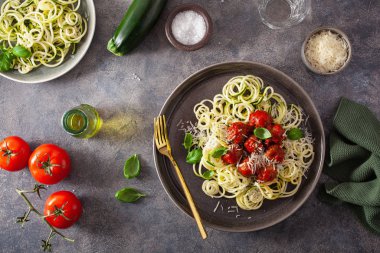 Keto paleo diyet zoodles sarımsaklı kabaklı erişte ve köfte.