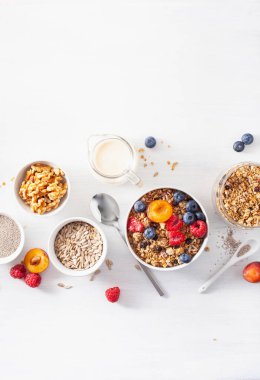 Kahvaltıda meyveli fındıklı granola, bitki sütü.