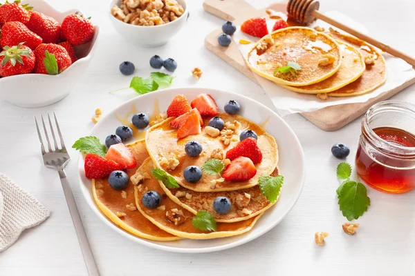 Pfannkuchen mit Heidelbeerhonig und Nüssen zum Frühstück — Stockfoto