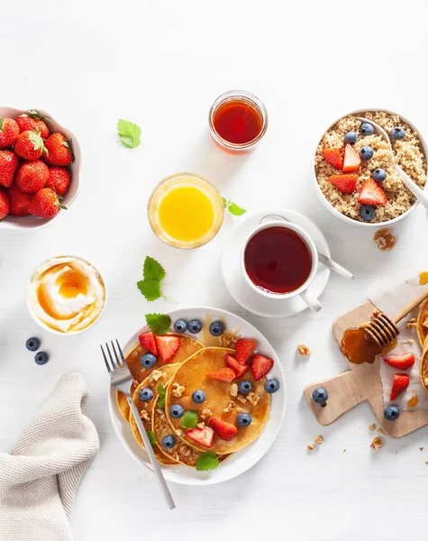 Pancake dengan madu blueberry strawberry dan quinoa untuk breakfas — Stok Foto