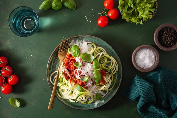 Keto paleo zoodles bolognese: zucchini noodles with meat sauce a — Stock Photo, Image