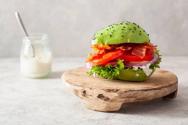 Keto paleo diéta avokádó burger szalonnával, salátával, paradicsommal — Stock Fotó
