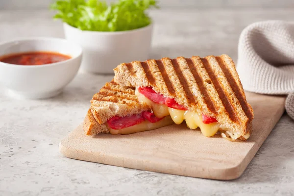 Izgara salamlı ve peynirli sandviç.