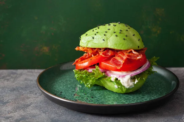 Keto paleo diéta avokádó burger szalonnával, salátával, paradicsommal — Stock Fotó