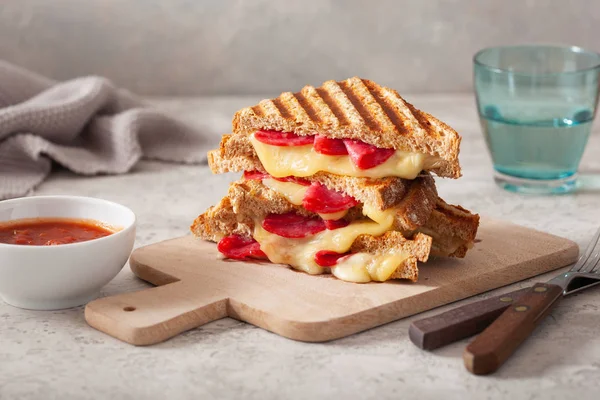 Grillezett szalámi és sajtos szendvics — Stock Fotó