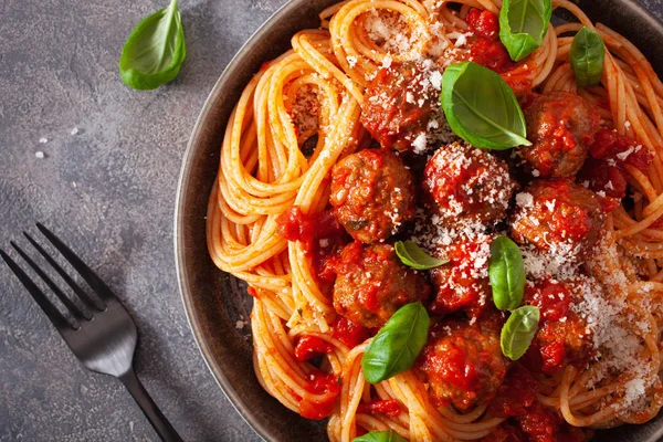 Spaghetti mit Frikadellen und Tomatensauce, italienische Pasta — Stockfoto