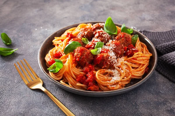 Espaguete com almôndegas e molho de tomate, macarrão italiano — Fotografia de Stock