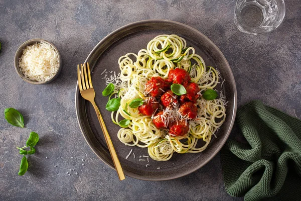 Keto paleo diet zoodles spiralformade zucchini nudlar med köttbaserade — Stockfoto
