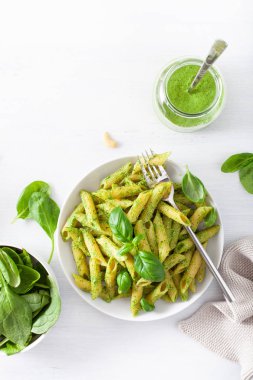 Ispanak fesleğen pesto soslu penne makarna